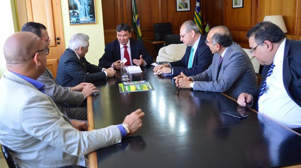 O Piauí terá a maior usina de energia solar da América Latina, a Nova Olinda, localizada nos municípios de São João do Piauí, Brejo e  Ribeira do Piauí; em reunião, em Brasília, com os diretores da empresa italiana de geração de energia, Enel S.P.A, por meio da subsidiária Enel Green Power Brasil Participações Ltda, o governador Wellington Dias acertou uma visita que ocorrerá entre os dias 20 e 30 de agosto; quando concluída, a Nova Olinda será a maior da América Latina, com 292 megawatts em capacidade; o investimento total será de US$ 300 milhões (quase 1 bilhão de reais no câmbio atual), trazendo desenvolvimento e gerando emprego e renda