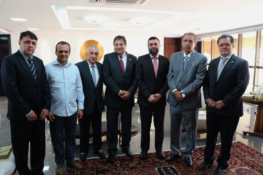 O deputado federal César Halum (PRB) articulou um novo passo para o Tocantins se tornar um centro de produção Halal do Brasil; o congressista, presidente do grupo parlamentar Brasil - Países Árabes, trouxe para audiência com o governador Marcelo Miranda (PMDB), o presidente da Federação das Associações Muçulmanas do Brasil (Fambras), Mohammed el Zoghbi, e o especialista em finanças islâmicas Khalid Al Janahi, representante do Capital of Islamic Economy, um fundo de investimentos sediado em Dubai; objetivo é criar plataforma financeira no Tocantins, pela qual o mercado islâmico poderá financiar a produção e exportação de produtos halal aos países árabes