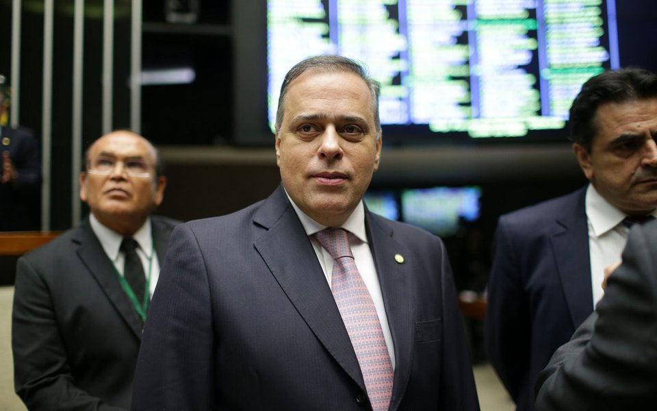 Relator do parecer que pede a inadmissibilidade da denúncia contra Michel Temer, o deputado Paulo Abi-Ackel (PSDB-MG), aliado do senador Aécio Neves, avalia que o afastamento do peemedebista "pode causar instabilidade no país"; Temer, no entanto, foi o primeiro presidente denunciado por corrupção na história do País, tem menor popularidade desde a redemocratização e, segundo pesquisa CUT/Vox Populi, 93% dos brasileiros querem que ele seja investigado