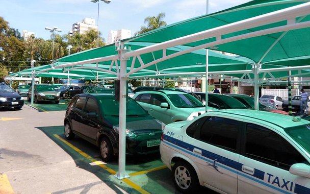 O Supremo Tribunal Federal (STF) decidiu, por maioria de 6 a 3, serem inconstitucionais trechos de uma lei do Rio de Janeiro, datada de 1990, que obrigavam qualquer estabelecimento comercial do estado com estacionamento a cercá-lo e a contratar vigilantes para cuidar dos carros; deixaram de valer também os artigos que tornavam os estabelecimentos comerciais responsáveis por indenizar o consumidor em caso de furtos ou roubos de objetos nos carros, bem como dos próprios veículos