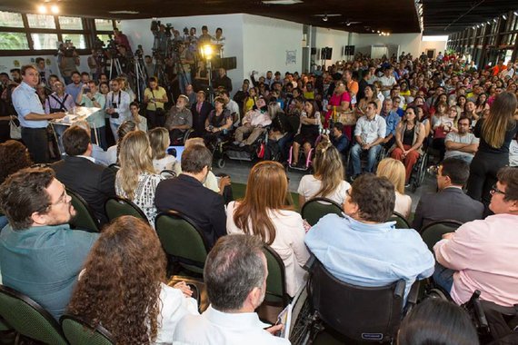 O governador Camilo Santana lançou, na última sexta-feira (28), em solenidade no Palácio da Abolição, o passe livre para pessoas com deficiência e hemofilia, no sistema de transporte rodoviário intermunicipal de passageiros. Durante a solenidade, o governador fez um gesto que chamou a atenção de um dos presentes que fez questão de divulgar, nas redes sociais, a atitude solidária de Camilo com um rapaz com paralisia cerebral 