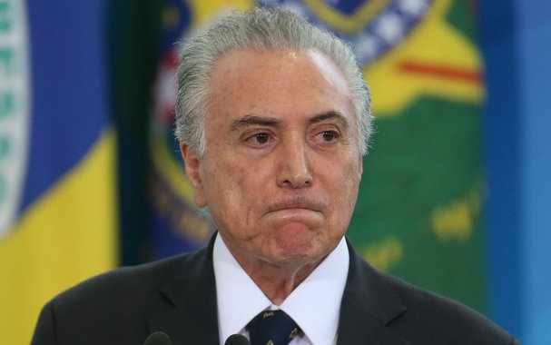 Dos nove deputados de Alagoas na Câmara, cinco já se manifestaram no sentido de aceitar a denúncia da Procuradoria-Geral da República contra o presidente Michel Temer (PMDB), afastando-o temporariamente da Presidência; o deputado Cícero Almeida (PMDB) diz que ainda analisa os fatos, enquanto Arthur Lira (PP) vota com Temer; os deputados federais que ocupam ministérios, caso do Turismo, com Marx Beltrão, e o do Transporte, com Maurício Quintella, devem ser exonerados para garantir votos pró-Temer no plenário