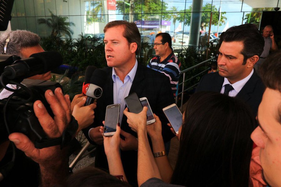 Os ministros Marx Beltrão, do Turismo, e Maurício Quintella, dos Transportes, Portos e Aviação Civil, foram exonerados dos cargos e voltam ao mandato na bancada federal; estratégia foi adotada para que eles e mais oito ministros, que também são deputados federais, possam votar a favor do presidente Michel Temer (PMDB), denunciado por corrupção passiva pelo Ministério Público Federal (MPF)