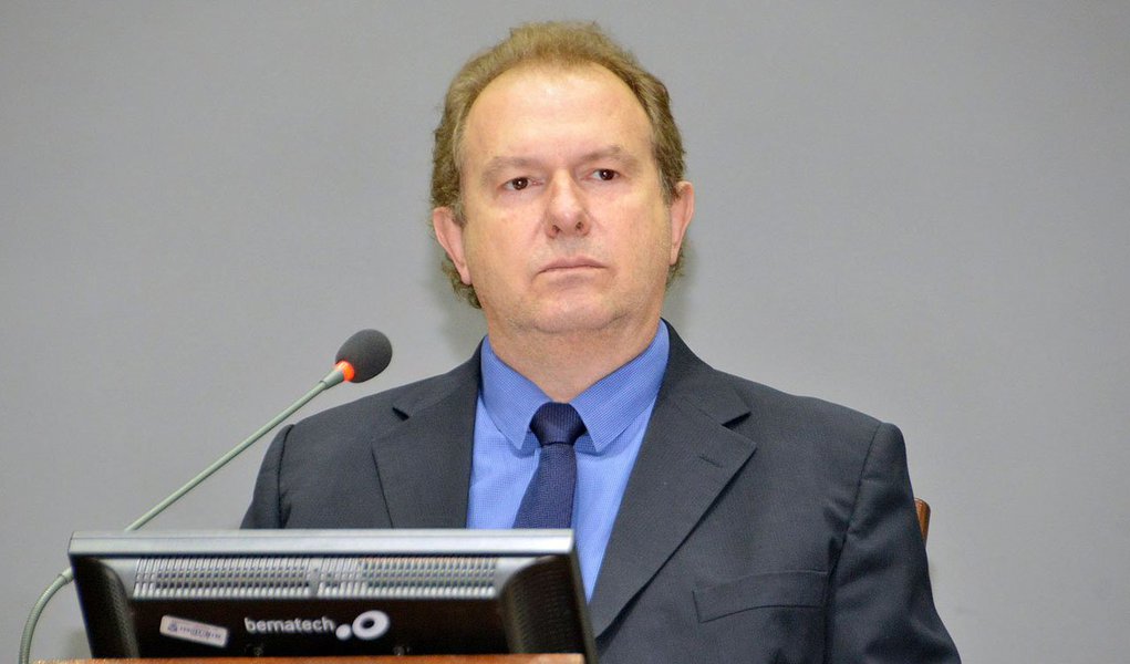 O presidente da Assembleia Legislativa do Tocantins, Mauro Carlesse (PHS), recorreu ao Judiciário estadual com um Mandado de Segurança com pedido de liminar para bloquear mais de R$ 33 milhões das contas do Poder Executivo; o motivo da ação é o não repasse das cotas de duodécimo; Legislativo diz que desde julho tem enviado ofícios solicitando a integralidade e os repasses em atraso, mas suspeita que inexista intenção de quitação do débito