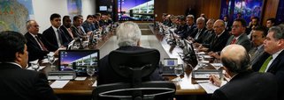 Prefeitos e prefeitas de todas as regiões do Maranhão estão apreensivos; o governo federal não cumpriu acordo, firmado no último dia 11 em Brasília, no qual se comprometeu em depositar nas contas dos municípios, até o fim deste mês de julho, R$ 168 milhões referentes a antecipação da compensação do Fundeb; com o não cumprimento do acordo, gestores municipais estão preocupados, principalmente em relação à folha de pagamento do setor da educação; foto: reunião para o acordo, em Brasília