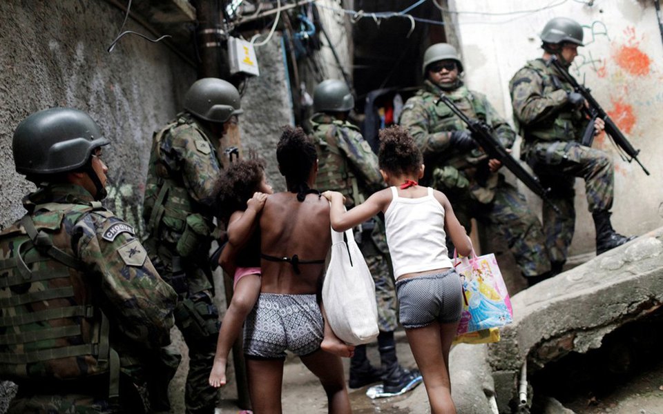 Mais um retrocesso executado no Brasil Michel Temer. Ele sancionou o projeto de lei aprovado pelo Congresso que estabelece a Justiça Militar como o foro para julgamento de eventuais crimes cometidos por militares contra civis durante operações como o emprego de militares na segurança pública do Rio de Janeiro; pelo projeto, as regras valem para as seguintes situações: operações de paz e de garantia da lei e da ordem (GLO); cumprimento de tarefas estabelecidas pelo presidente da República ou pelo ministro da Defesa; ação que envolva a segurança de instituição militar ou de missão militar