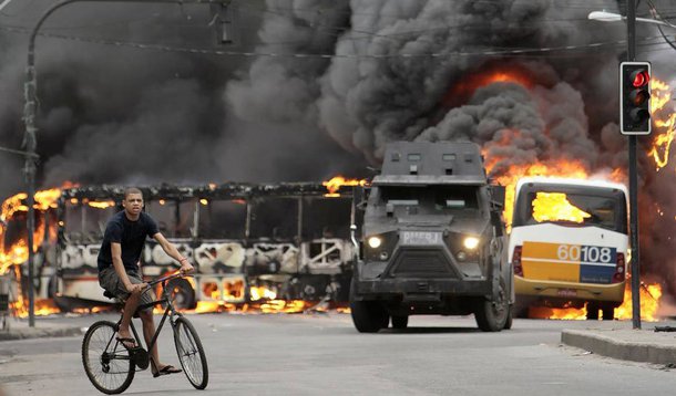 Turismo no Rio de Janeiro perdeu R$ 657 milhões em consequência da criminalidade entre janeiro e agosto deste ano, conforme levantamento feito pela Confederação Nacional do Comércio de Bens, Serviços e Turismo (CNC); montante equivale ao faturamento de 8,9 dias do turismo local; segmento de bares e restaurantes sofreu mais da metade do prejuízo: R$ 332,1 milhões; também tiveram perda os segmentos de transportes, agências de viagens e locadoras de veículos (R$ 215,5 milhões, ou 32,6% do total); hotéis, pousadas e similares (R$ 97,7 milhões, ou 14,8%) e atividades culturais e de lazer (R$ 14,7 milhões, ou 2,2%)