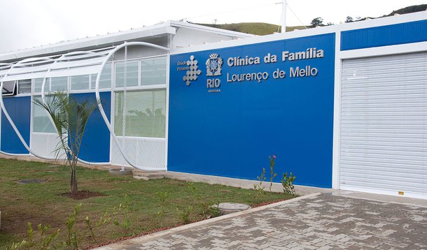 A prefeitura do Rio de Janeiro desmentiu a informação divulgada pelo vereador e médico Paulo Pinheireo (PSOL) de que haverá fechamento de unidades da Clínicas da Família, programa de saúde de atendimento à população; em nota, a prefeitura informou que a saúde é prioridade da gestão de Marcelo Crivella; “A atual administração está fazendo todo o esforço para desatar o nó do orçamento da cidade e, nesse sentido, está adotando medidas para aumentar a arrecadação do município, além de cortes de despesas em todas as pastas”