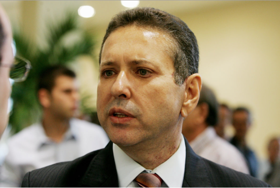 O Tribunal de Contas dos Municípios abriu processos para apurar irregularidades em 48 licitações envolvendo R$ 97 milhões em recursos públicos, nas atividades realizadas nos primeiros sete meses deste ano. “As irregularidades encontradas serão analisadas, com a possibilidade de abertura de tomadas de contas especiais para apuração de responsabilidade”, declarou o presidente do órgão, Domingos Filho
