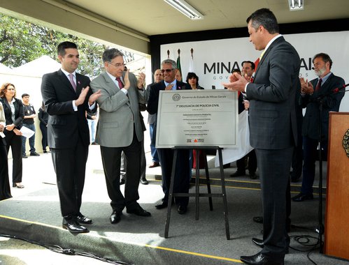 O governador Fernando Pimentel participou, na CeasaMinas, da inauguração da 7ª Delegacia de Polícia Civil de Contagem; demanda antiga da Associação dos Comerciantes da CeasaMinas (ACCeasa), a delegacia vai atender também à população que frequenta a CeasaMinas e os bairros no entorno, beneficiando mais de 100 mil pessoas; a CeasaMinas é praticamente uma cidade; ela recebe produtos de 1.081 municípios fornecedores, vende hortifrutigranjeiros para 50 municípios (inclusive de outros países) e gera 15 mil empregos diretos