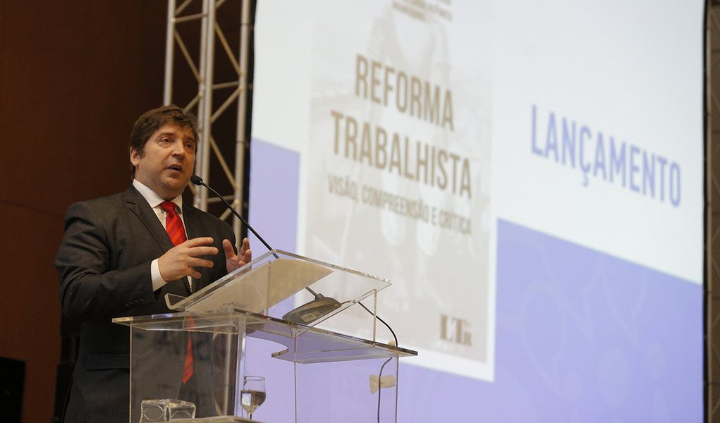 Uma das teses aprovadas em encontro promovido pela Associação Nacional dos Magistrados da Justiça do Trabalho (Anamatra) aponta incompatibilidade entre a lei da "reforma" trabalhista e convenções da Organização Internacional do Trabalho (OIT), "além da ausência de consulta tripartite prévia com relação a diversos institutos previstos na nova norma"; conclusão é da maioria da plenária no encerramento da 2ª Jornada de Direito Material e Processual do Trabalho