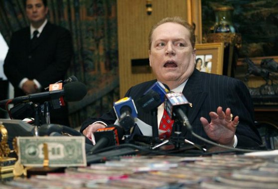 
O proprietário da revista pornográfica americana "Hustler", Larry Flynt, ofereceu US$ 10 milhões por qualquer informação que permita destituir Donald Trump como presidente; o anúncio está em página inteira no jornal "The Washington Post"; "Não espero que os amigos multimilionários de Trump o delatem, mas acredito que há muita gente que sabe coisas e a quem US$ 10 milhões parecerá muito dinheiro", diz na propaganda
