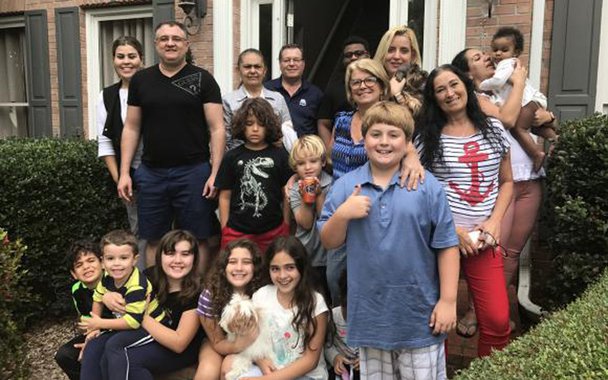 Anfitriões e hóspedes têm em comum o fato de serem imigrantes e brasileiros nos Estados Unidos, mas só se conheceram pessoalmente nas últimas 48 ou 72 horas por causa do furacão