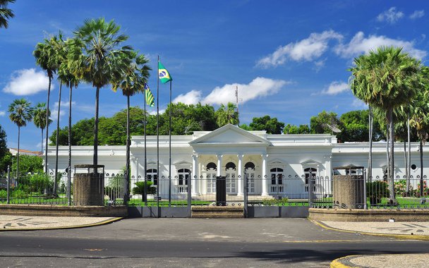 O governador Wellington Dias estará, nesta terça-feira (1), na cidade de Parnaíba para fazer a entrega da regularização fundiária de toda a área do conjunto Joaz de Souza, que possui 1.032 lotes, sendo 928 unidades habitacionais construídas pela extinta Cohab-PI; essa é uma ação da Empresa de Gestão de Recursos do Estado do Piauí (Emgerpi), por meio do Programa Minha Casa Legal; ofícios de liberação de hipotecas serão entregues, durante a solenidade, para os mutuários do conjunto, construído em 1983; a regularização do Programa Minha Casa Legal vai beneficiar, em média, 3.712 pessoas que há 34 anos esperam pela averbação do empreendimento habitacional