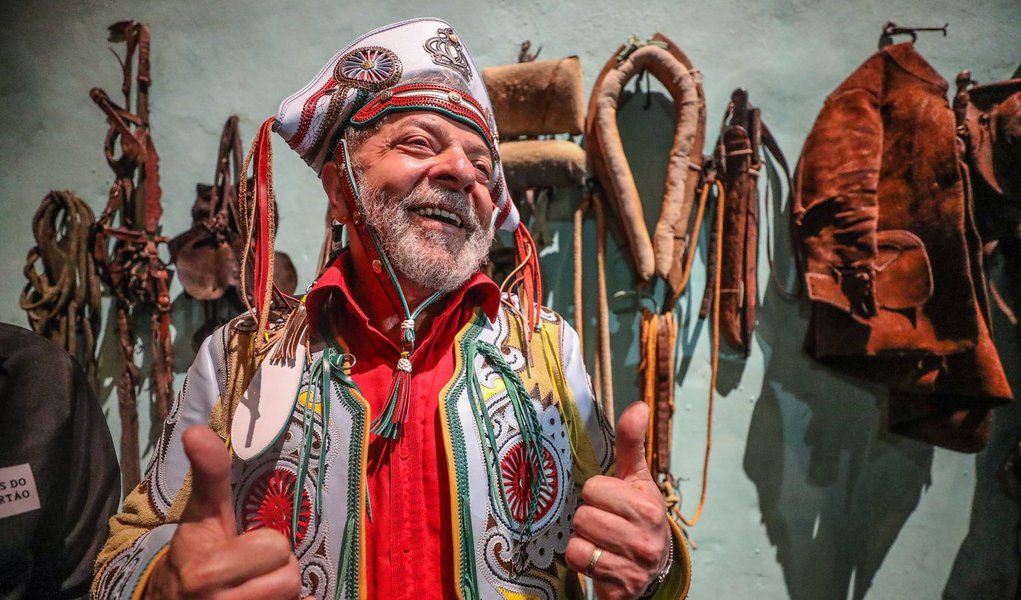 Ex-presidente Lula chegou nesta quinta-feira (24) em Pernambuco, estado onde nasceu, e onde permanecerá por três dias na sua caravana pelo Nordeste; no Recife, Lula foi o Museu do Cais do Sertão, inaugurado pelo seu governo; lá encontrou-se com a memória de outro nordestino gravado no coração dos brasileiros: Luiz Gonzaga; memorial em homenagem ao Rei do Baião foi o destaque da visita do ex-presidente, que ressaltou a importância do espaço e de se valorizar uma figura que "enalteceu o sertão no país"; "Luiz Gonzaga precisa ser lembrado, precisa ser conhecido pela juventude", disse Lula