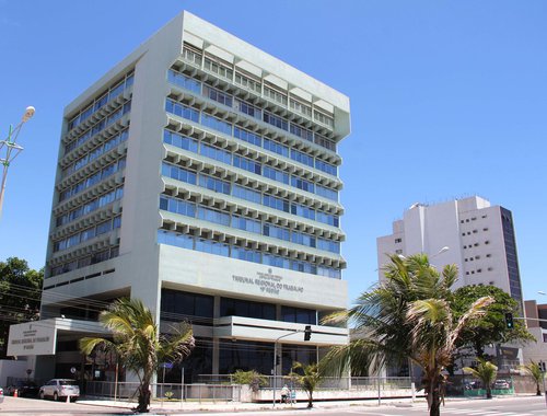 Com a rejeição por parte dos rodoviários do índice de conciliação proposto, o Tribunal Regional do Trabalho vai julgar a ação movida pelas empresas, que pedem a ilegalidade da greve; empresários e trabalhadores voltam a se reunir ainda nesta terça-feira (1) e nessa audiência, o TRT vai decidir como será a operação para manutenção dos 30%  da operação, percentual obrigatório conforme a lei de greve