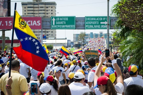 O povo brasileiro vem sendo bombardeado todos os dias por mentiras e manipulações da grande imprensa sobre a situação da Venezuela. As acusações vão desde um governo ditatorial, migração em massa, povo passando fome e até violência diária nas ruas da policia contra todos