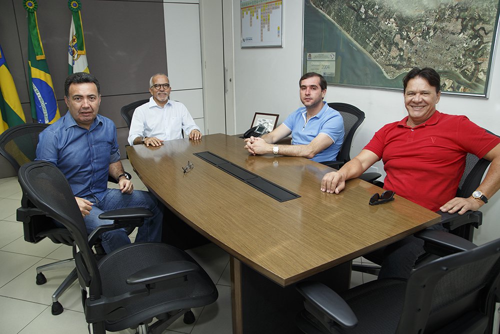 O prefeito Edvaldo Nogueira recebeu em seu gabinete o coordenador da bancada federal de Sergipe, deputado federal Jony Marcos (PRB); “Fiquei satisfeito em receber a visita do coordenador da bancada. Eu agradeci o trabalho dele na reunião da bancada da qual participamos no mês passado e disse que precisamos muito do apoio de todos os parlamentares para a liberação de emendas para a nossa cidade”, disse o prefeito; já o deputado federal afirmou que irá pleitear “ a inclusão deste projeto no Orçamento Geral da União”