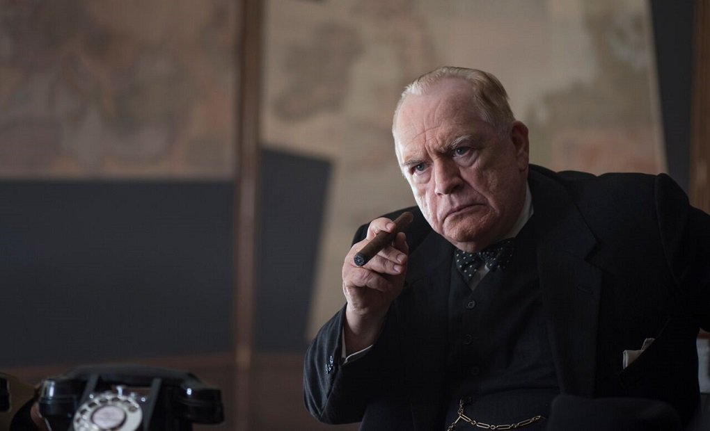O filme de Jonathan Teplitzky, que estreia nesta quinta-feira 5 nos cinemas, remonta os dias que antecederam um capítulo decisivo para o começo do fim do domínio alemão sobre a Europa, a invasão da Normandia; Churchill é um filme que transita do particular ao universal, mostrando a guerra de milhões, entre povos e nações, e a guerra de um homem só, lutando contra a invasão do tempo e as tropas de sentimentos nas areias do tempo, revelando a força, as limitações e as fraquezas do ser humano; veja o trailer