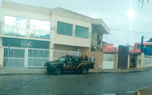 A Polícia Federal cumpre nesta manhã 57 mandados em sete cidades da Bahia e de Minas Gerais; a Operação Gênesis foi deflagrada em conjunto com o Ministério Público Federal e a Controladoria-Geral da União; o objetivo é desarticular uma organização criminosa que fraudava licitações e desviava recursos públicos destinados à contratação de serviços de transporte escolar, na cidade de Porto Seguro; ao todo, 100 policiais cumprem cinco mandados de prisão temporária, 15 mandados de busca e apreensão e 37 de condução coercitiva, nos municípios de Guaraciaba, Manhaçu e Viçosa, em Minas Gerais; e Eunápolis, Itabela, Porto Seguro e Salvador, na Bahia
