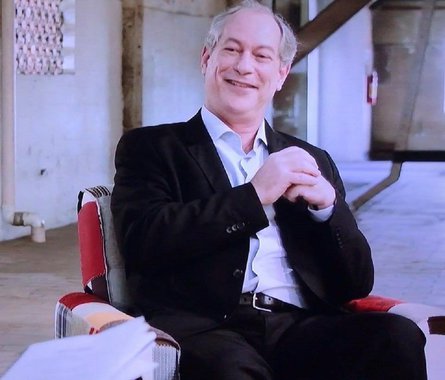 Pré-candidato do PDT à presidência, Ciro Gomes, completa hoje (6), 60 anos. Como não poderia deixar de ser, Ciro deu um tom político aos agradecimentos pelas mensagens de parabéns, recebidas nas redes sociais. "Muito obrigado pelo carinho e também por lutarem por um Brasil melhor e mais justo"!