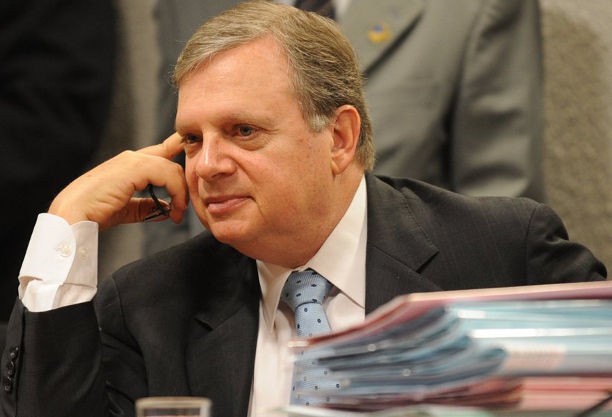 Presidente interino do PSDB, o senador Tasso Jereissati (CE) formalizará sua candidatura ao comando do tucanato na manhã desta quarta-feira (8). Na disputa, marcada para a convenção nacional do partido no dia 9 de dezembro, o cearense medirá forças com o governador goiano Marconi Perillo. Tasso, como se sabe, defende a saída dos ministros do PSDB do governo Temer
