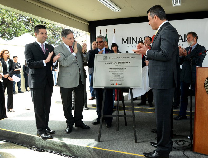O governador Fernando Pimentel participou, na CeasaMinas, da inauguração da 7ª Delegacia de Polícia Civil de Contagem; demanda antiga da Associação dos Comerciantes da CeasaMinas (ACCeasa), a delegacia vai atender também à população que frequenta a CeasaMinas e os bairros no entorno, beneficiando mais de 100 mil pessoas; a CeasaMinas é praticamente uma cidade; ela recebe produtos de 1.081 municípios fornecedores, vende hortifrutigranjeiros para 50 municípios (inclusive de outros países) e gera 15 mil empregos diretos