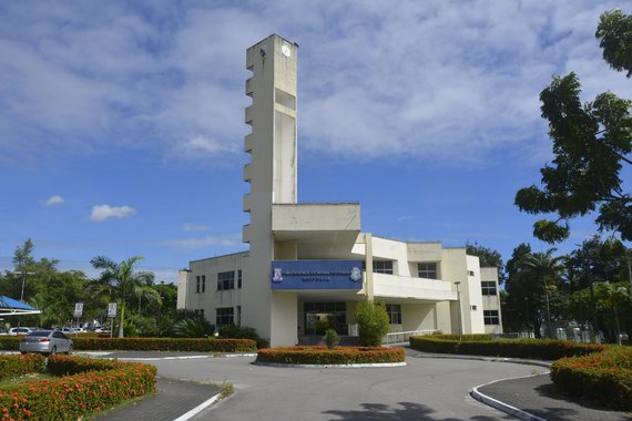 O novo Campus da Universidade Estadual do Ceará (Uece) em Tauá possui 14 salas de aulas, auditório, salas de coordenação de curso, biblioteca, sala de estudos, laboratório de informática, química e biologia, secretaria, controle acadêmico, salas administrativas, almoxarifado, sala de professores e cantina. O espaço, que será inaugurado nesta terça (26), recebeu investimentos de mais de R$ 3,3 milhões