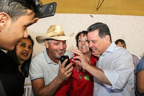 O governador Marconi Perillo terá na terça-feira mais um dia intenso de compromissos do Goiás na Frente. A caravana do programa de investimentos irá a sete municípios goianos, conforme está previsto; a primeira cidade será Pontalina, que receberá R$ 1 milhão para pavimentação asfáltica e urbanização de vias; na sequência, o governador vai visitar Aloândia, onde assinará convênio no valor de R$ 1 milhão com o prefeito Sinomar José (PMDB); os recursos serão aplicados também em pavimentação asfáltica