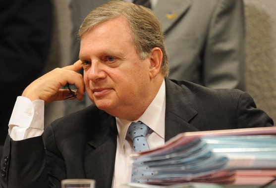 Presidente interino do PSDB, o senador Tasso Jereissati (CE) formalizará sua candidatura ao comando do tucanato na manhã desta quarta-feira (8). Na disputa, marcada para a convenção nacional do partido no dia 9 de dezembro, o cearense medirá forças com o governador goiano Marconi Perillo. Tasso, como se sabe, defende a saída dos ministros do PSDB do governo Temer