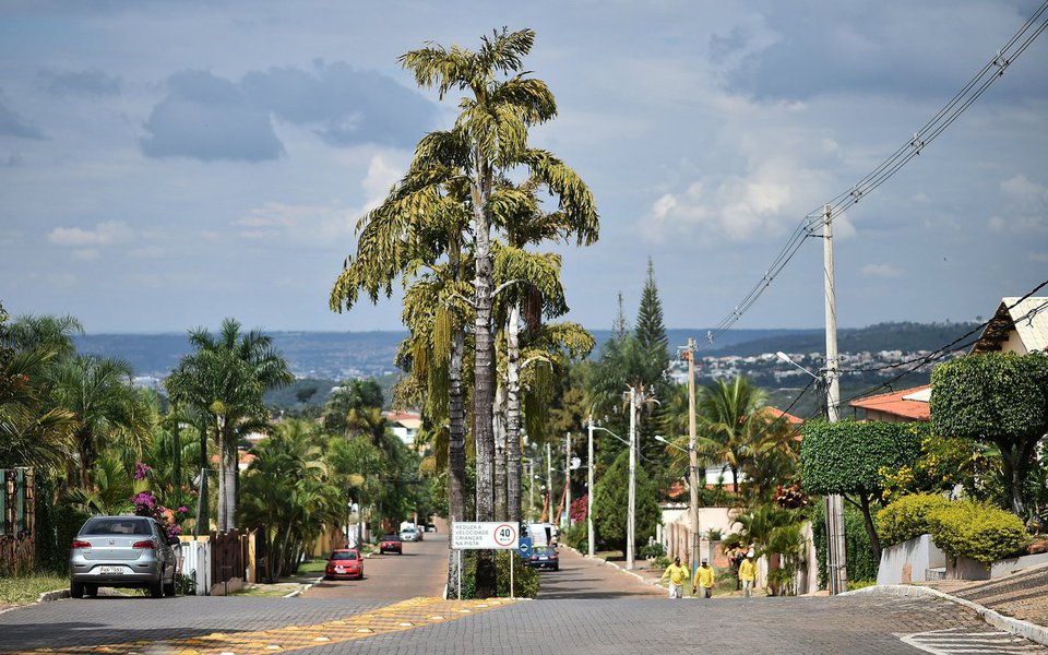 A informação é do Ministério do Planejamento; de acordo com a pasta, o DF tem aproximadamente 11 mil lotes cujo dono é o governo federal; o ministério deve enviar cartas aos moradores para orientar sobre o processo; a estimativa é de que 300 mil pessoas passem pela regularização em todo o País.
 