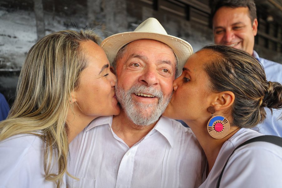 Na passagem de sua caravana por Minas Gerais, o ex-presidente Lula parou neste sábado em Bocaiúva e Jequitinhonha, onde fez discurso para uma multidão sobre o tema educação. Ele criticou a falta de investimento do governo atualmente, e destacou a ascensão dos pobres à educação em todos os níveis no seu governo e no governo de Dilma Rousseff; "Quando se financia empresário, eles dizem que é investimento. Quando se financia estudante, eles dizem que é gasto. Eu tinha vontade de fazer muitas e muitas universidades, mas não tinha dinheiro.Então veio a ideia de trocar dívida das faculdades por vagas", disse Lula