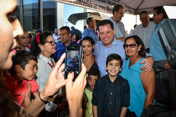 Em evento como parte da Caravana do Programa Goiás na Frente, em Pontalina, o governador Marconi Perillo e o vice-governador José Eliton, assinaram, em Pontalina, com prefeito Milton Ricardo, um convênio com a administração municipal no valor de R$ 1 milhão; o governador também assinou ordem de serviço para construção de 50 unidades habitacionais com no município, com R$ 2,5 milhões de investimentos; “Nós não estamos brincando de republicanismo”, afirmou Marconi, ressaltando que está na política não por “vaidade pessoal, mas para servir as pessoas”; “Só tem um lugar onde o sucesso chega antes do trabalho: no dicionário”