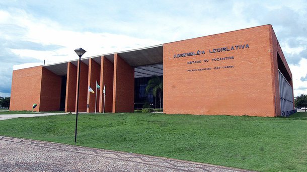 Após o fim do recesso, a Assembleia Legislativa volta a se reunir nesta terça-feira (1º), tendo entre as prioridades para agosto o projeto que autoriza o governo estadual a contrair um empréstimo de R$ 453 milhões com a Caixa Econômica Federal e definir a quantia que será destinada aos municípios; prefeitos já haviam manifestado publicamente a insatisfação com os deputados estaduais por terem ficado de fora do empréstimo de R$ 146 milhões do Banco do Brasil