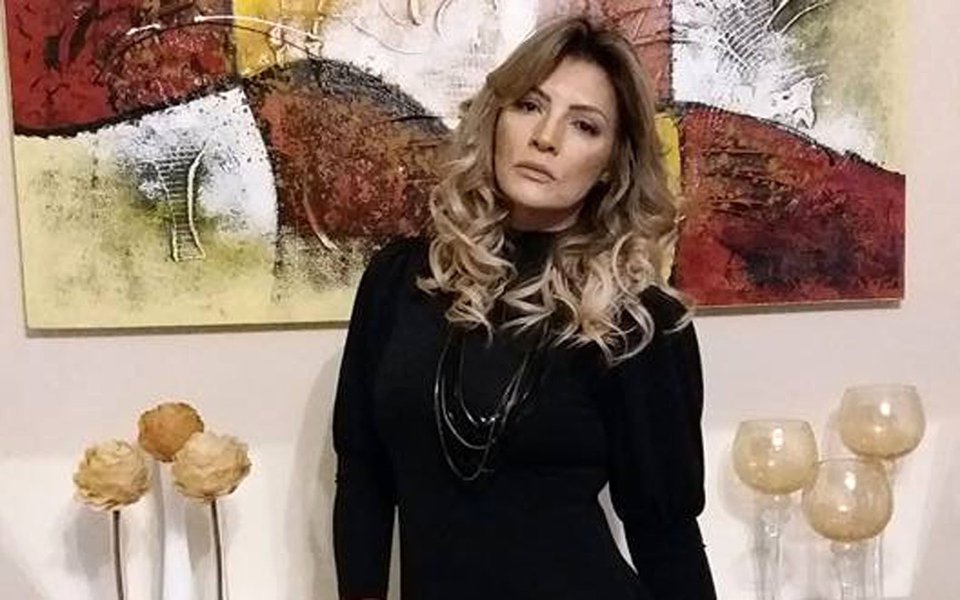 Um misto de revolta e tristeza levou uma mulher chamada Solange a gravar um vídeo emocionado, relatando um ataque homofóbico que sofreu, porque estava andando abraçada com sua filha, em um shopping de Brasília; “Moro em Brasília e ontem na Asa Norte no shopping Liberty Mall eu e minha filha fomos atacadas por um louco que achou que éramos um casal gay”, disse ela