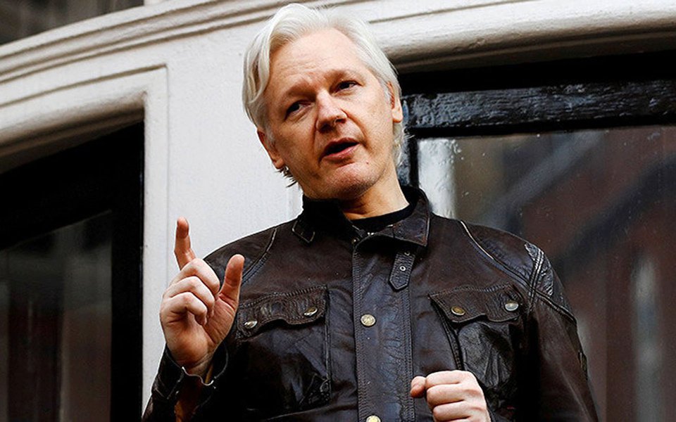 Fundador do Wikileaks, Julian Assange, ironizou a tentativa de interferência dos Estados Unidos nos assuntos internos da Venezuela. Para Assange, o processo de eleição de uma Constituinte na Venezuela pode ser comparado ao rigor das leis em vigor na Arábia saudita, país aliado aos EUA; "Não entendo por que Maduro não pode se apressar e adotar a constituição saudita para que o governo dos EUA fique feliz com ele", postou Assange no Twitter; EUA  consideram a eleição venezuelana uma "farsa" que visam consolidar uma "ditadura" no país