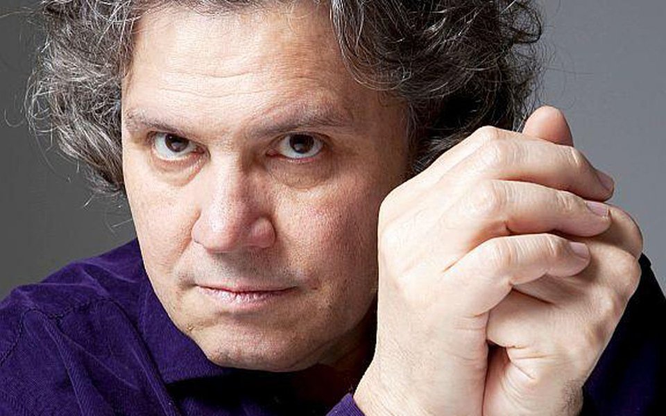 O compositor, arranjador, músico e intérprete Arrigo Barnabé comprova sua capacidade de renovação e recria clássicos de dois grandes nomes da música brasileira, em dois shows nos dias 15 e 16/9 no Sesc Ipiranga; o cantor londrinense acompanhado por Sérgio Espíndola (violão) e Paulo Braga (piano), interpreta composições de Roberto Carlos e Erasmo Carlos, além de releituras de canções gravadas por esses artistas, como as músicas de Caetano Veloso lançadas por Roberto, entre elas, o sucesso “Força estranha”