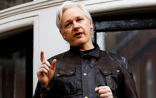 Fundador do Wikileaks, Julian Assange, ironizou a tentativa de interferência dos Estados Unidos nos assuntos internos da Venezuela. Para Assange, o processo de eleição de uma Constituinte na Venezuela pode ser comparado ao rigor das leis em vigor na Arábia saudita, país aliado aos EUA; "Não entendo por que Maduro não pode se apressar e adotar a constituição saudita para que o governo dos EUA fique feliz com ele", postou Assange no Twitter; EUA  consideram a eleição venezuelana uma "farsa" que visam consolidar uma "ditadura" no país