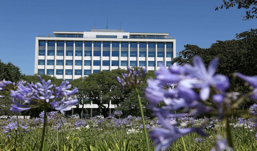 Universidade de São Paulo (USP), que tem 88 mil alunos e responde por 22% da produção científica do Brasil, escolhe o seu novo reitor nesta segunda-feira, 30; são quatro chapas: do atual vice-reitor, Vahan Agopyan, dos oposicionistas Maria Arminda Nascimento Arruda e Ildo Sauer, e Ricardo Terra, que se posiciona alinhado à atual gestão; dos 2.097 eleitores habilitados, por fazerem parte dos órgãos centrais da instituição, como o conselho universitário, 85% são professores; eles devem, portanto, definir a eleição
