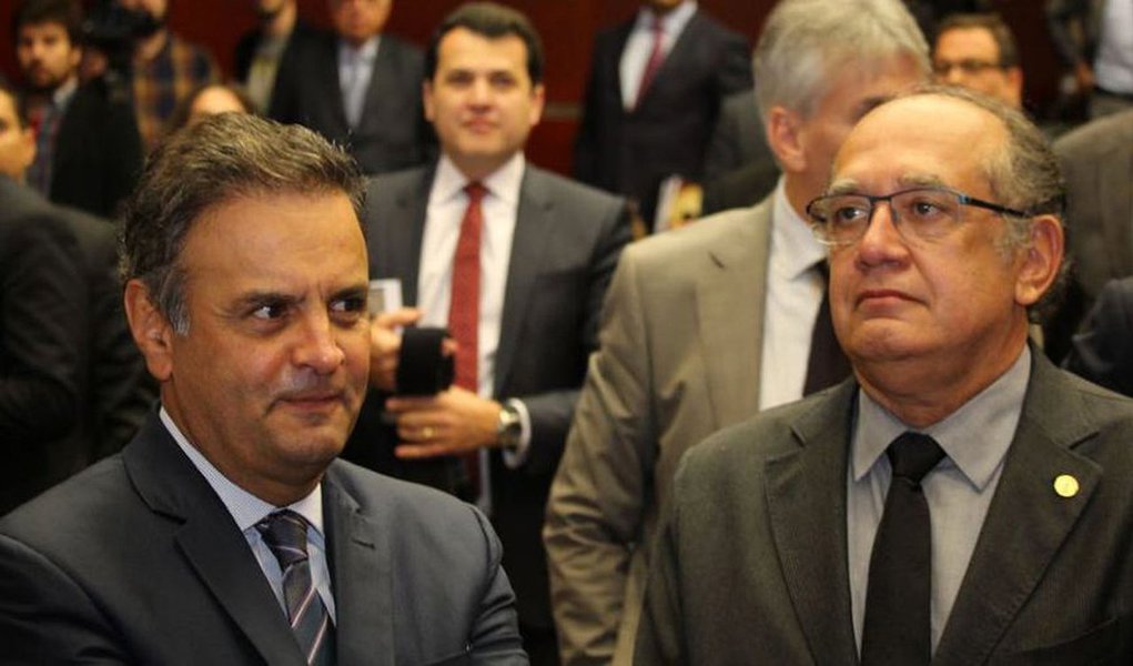 Mais uma vez, o  ministro do Supremo Tribunal Federal Gilmar Mendes quebra o decoro do cargo; O jornalista Fernando Brito, do blog Tijolaço, comenta a postura de Gilmar, ao criticar o Procurador-Geral da República, Rodrigo Janot, por ter pedido novamente a prisão do senador Aécio Neves (PSDB-MG); Gilmar mandou que Janot lesse a Constituição e Brito, por sua vez, pediu que Gilmar lesse a Lei da Magistratura