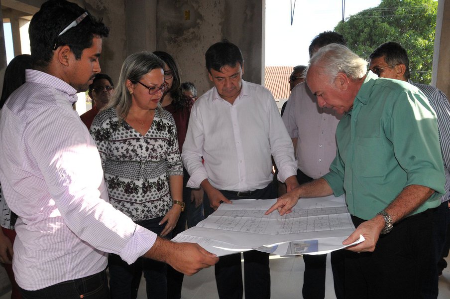 O governador Wellington Dias autorizou, em Parnaíba, a instalação de 5.000 km de fibra óptica que possibilitará conectar 80% da população piauiense, que vive em 98 municípios; com capacidade de 60 gigabytes e 1.500 pontos de acesso, a PPP vai tirar o Piauí da penúltima colocação no ranking nacional da inclusão digital; Parnaíba também vai receber, em breve, um Centro de Reabilitação (Ceir)