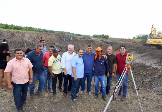 O deputado federal Waldir Maranhão (Avante-MA) integrou a comitiva do governador Flávio Dino, que no último sábado 28 vistoriou obras do programa Diques da Produção, no município de Palmerâmdia, na Baixada Maranhense; o parlamentar participou da assinatura da ordem de serviço para pavimentação de ruas pelo Programa Mais Asfalto e entregou kits esportivos