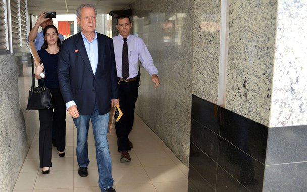 Em artigo publicado pela Fundação Perseu Abramo, o ex-ministro José Dirceu critica o sistema financeiro e diz que os bancos assumiram o controle da economia e subjugam o produtor e o consumidor, as empresas e os cidadãos que pagam a conta; "A verdade é que são altos que são altos para garantir os 5% de juros reais às aplicações. Outros países têm dívidas públicas altíssimas, déficit público e agências importantes com créditos e juros subsidiados, como é o caso dos Estados Unidos, Japão e vários países europeus. E seus juros estão muitíssimo distantes do patamar dos juros brasileiros. Os juros no país são o que são em função do oligopólio do sistema financeiro e de seu poder político", diz Dirceu