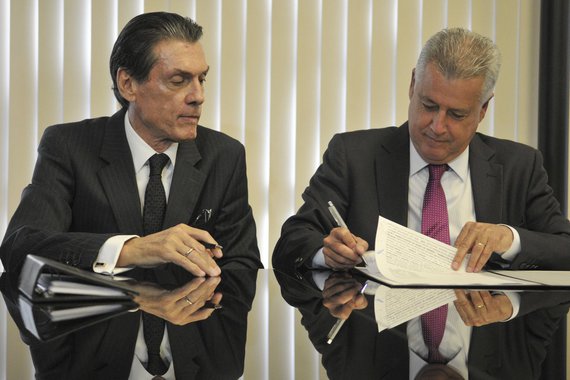 O governador do Distrito Federal, Rodrigo Rollemberg, e o presidente do Tribunal de Justiça (TJDFT), desembargador Mário Machado, assinaram um protocolo de intenções, que, segundo o GDF, tem o objetivo de tornar mais eficiente a execução fiscal em Brasília; o documento permite que dívidas de pequeno valor com o Executivo local sejam desjudicializadas e, em consequência, espera-se aumentar a arrecadação, porque o Judiciário poderá se concentrar nos débitos maiores, que darão retorno financeiro mais significativo para o DF; os pequenos devedores serão cobrados de outras maneiras, como por meio de protesto