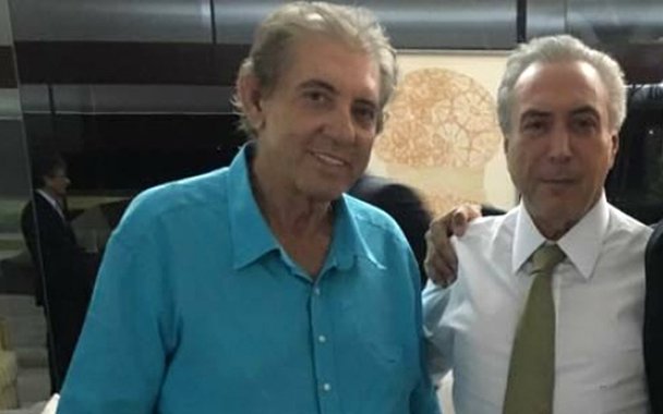 Michel Temer não anda dispensando nenhuma ajuda para tentar se segurar no cargo. O peemedebista, acusado de corrupção, recebeu recentemente um novo passe do médium goiano João de Deus; encontro de Temer com o médium se deu uma semana de antes de o procurador geral Rodrigo Janot anunciar a reviravolta na delação do empresário Joesley Batista