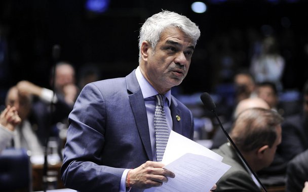 O risco iminente de paralisação de vários serviços essências do governo federal levou o líder da Oposição no Senado, Humberto Costa (PT), a elevar o tom das críticas à gestão de Michel Temer (PMDB). Com um déficit primário de R$ 139 bilhões, o governo já fala em subir este valor para R$ 159 bi e já anunciou novos cortes de R$ 45 bilhões. Alguns serviços, como os de educação e pesquisa, já estão sendo paralisados por falta de recursos e órgãos federais já estão com dificuldades para pagar contas como água, luz, limpeza e segurança