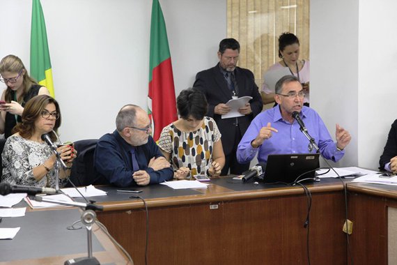 Deputados da bancada de oposição ao governo Sartori, formada por PT, PCdoB e PSOL, apresentaram a proposta de criação da CPI do Parcelamento, que busca apurar se o governo está de fato priorizando o pagamento dos salários dos servidores do Executivo ou se está fazendo uma “opção política” pelo parcelamento; a ideia é que, caso seja instalada a CPI, seja cobrada do governo a apresentação dos dados do fluxo de caixa do estado que comprovem ou desmintam a necessidade de parcelamentos
 