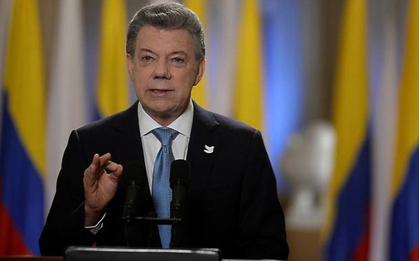 Presidente da Colômbia, Juan Manuel Santos, disse ao presidente EUA, Donald Trump, que a América Latina não apoiaria nenhum tipo de "intervenção militar" na Venezuela; "Reiteramos ao presidente Trump, reiteramos também aos demais países, que qualquer intervenção militar não teria nenhum tipo de apoio da América Latina", disse; antes da reunião, Trump pediu a restauração "completa" da democracia e das liberdades políticas na Venezuela e assegurou que a situação era "completamente inaceitável"; já Michel Temer, após jantar com Trump, defendeu ações para garantir a "democracia" na Venezuela