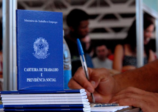 As informações captadas pela Pesquisa de Emprego e Desemprego, analisadas pela Superintendência de estudos Econômicos e Sociais da Bahia, mostram que a taxa de desemprego total da Região Metropolitana de Salvador diminuiu, ao passar de 24,1% para 23,7% da População Economicamente Ativa, entre agosto e setembro de 2017; houve redução da taxa de desemprego aberto, de 17,2% para 16,7%, e relativa estabilidade da taxa de desemprego oculto, de 7,0% para 6,9%; o contingente de desempregados foi estimado em 456 mil pessoas (menos 12 mil em relação ao mês anterior)