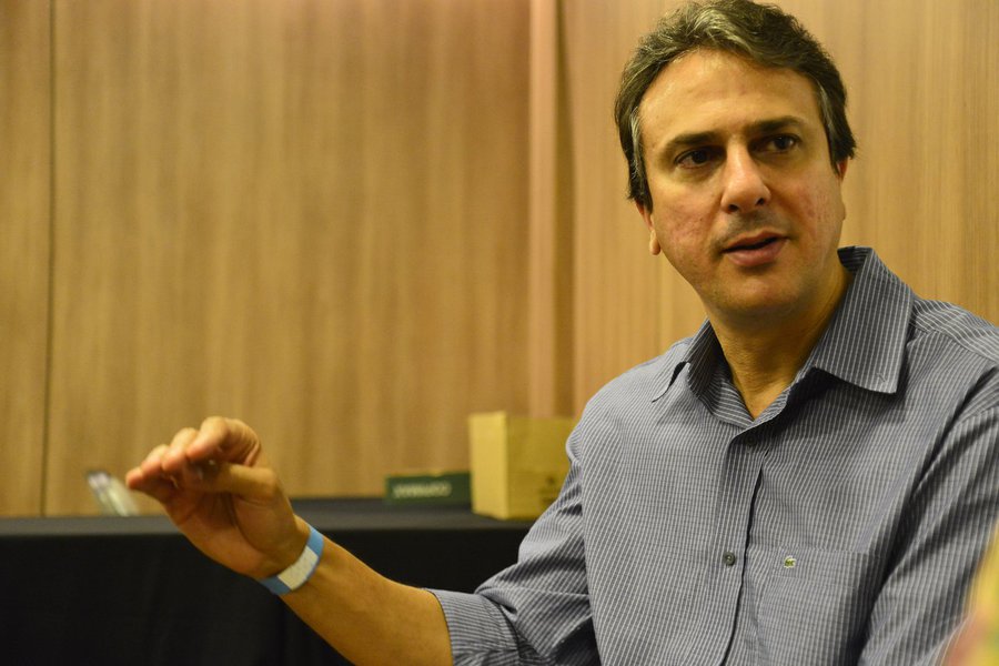 Em artigo publicado nesta segunda (31), no jornal O Povo, o Governador Camilo Santana (PT) analisa como o Ceará tem reagido à maior crise da história do País e exalta o fato de que, mesmo atingido pela queda de receita e dos repasses federais, tem conseguido cumprir seus compromissos e se manter entre entre os estados com maior volume de investimentos. "Sou um eterno otimista. Mas, com a consciência de que ainda teremos muitos obstáculos para superar, com união, equilíbrio e muito trabalho. Nosso Ceará estará cada vez mais forte"